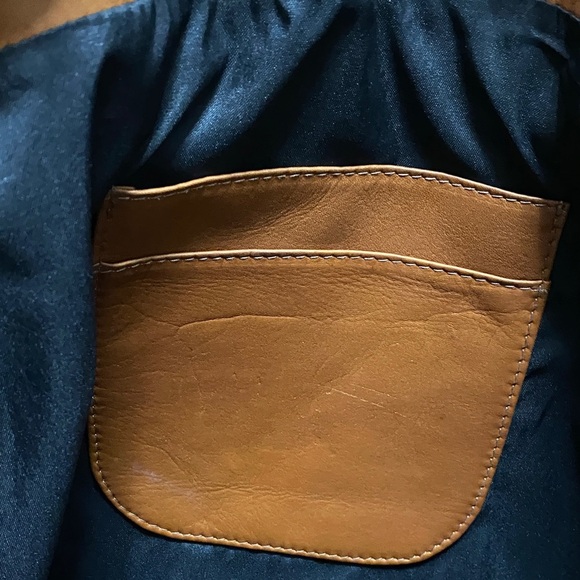 HOBO Classic Brown Large Leather Shoulder Tote. - Picture 4 of 16